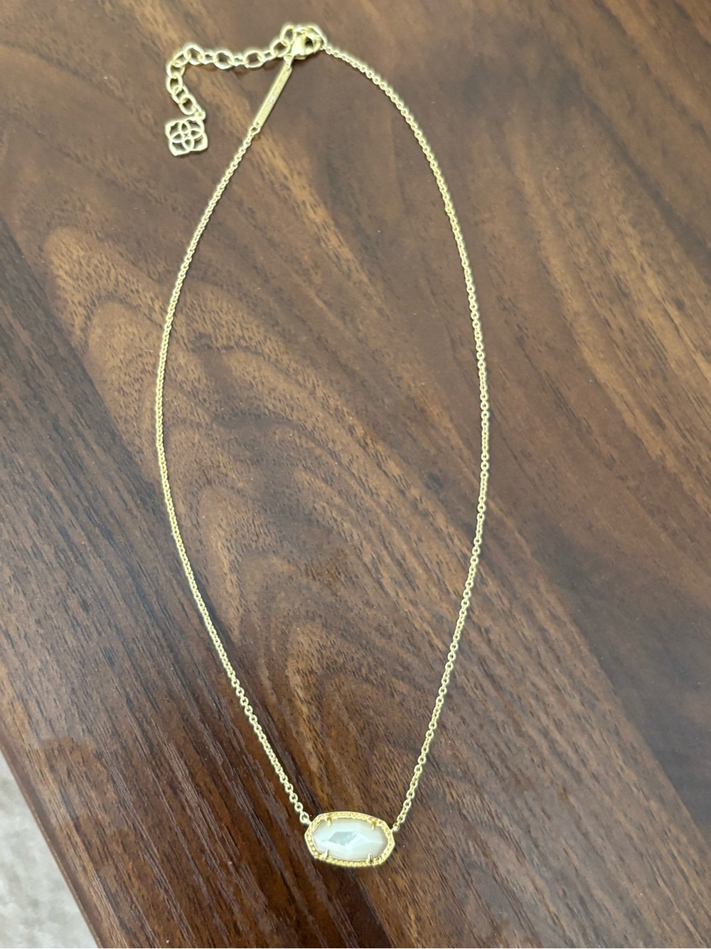Kendra Scott Elisa Gold Pendant Necklace White/Pearl Gemstone. - Picture 3 of 4